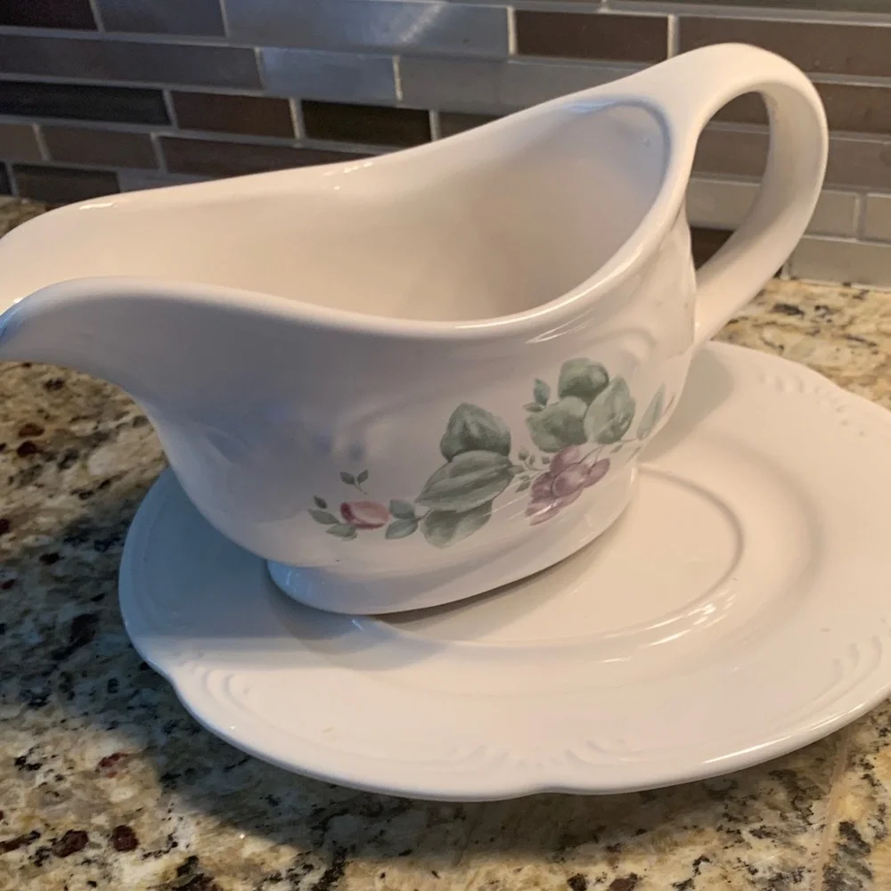 Pfaltzgraff Grapevine Gravy Boat